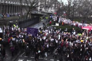 Trump Londra'da protesto edildi