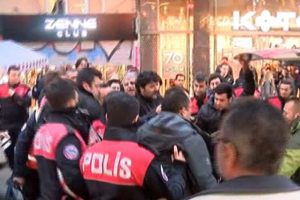'Hayır' bildirisi dağıtan grupla polis arasında gerginlik