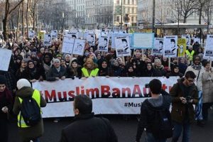 Avusturya'da "Baş&ouml;rt&uuml;me Dokunma" protestosu