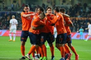 Kupada Aslan avı! Medipol Başakşehir &ccedil;eyrek finalde