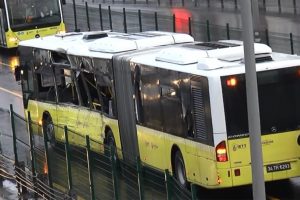 İstanbul'da metrob&uuml;s kazası: Trafik &ccedil;ift y&ouml;nl&uuml; kapatıldı