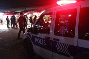 Taksim Meydanı'nda &ccedil;i&ccedil;ek&ccedil;iler kavga etti: 2 yaralı