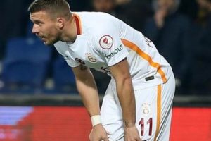Podolski'den ma&ccedil;ın hakemine olay tepki