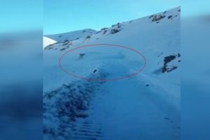 Kar temizlemesi yapan iş makinesi &ccedil;ığ altında kaldı