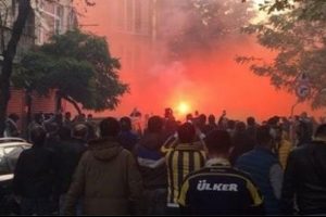 Kadık&ouml;y'de toplanan Fenerbah&ccedil;e taraftarı yangına sebep oldu