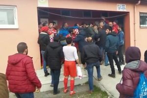 Amat&ouml;r ma&ccedil;tan sonra futbolcular birbirine girdi