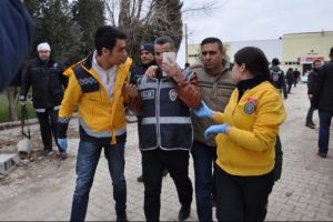 Amat&ouml;r ma&ccedil;ta gerginlik: 2'si polis, 3 yaralı
