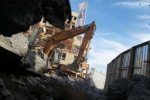 Kosova'daki gerilim duvarı yıkıldı