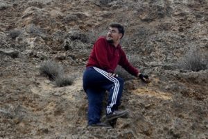 Kayalıkta mahsur kalan m&uuml;zik &ouml;ğretmeninin s&ouml;zleri g&uuml;ld&uuml;rd&uuml;