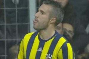 Robin van Persie trib&uuml;nlere dil &ccedil;ıkardı