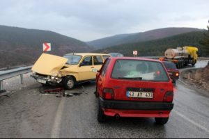 K&uuml;tahya'da iki otomobil &ccedil;arpıştı: 6 yaralı