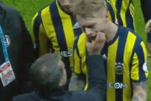 Beşiktaş-Fenerbah&ccedil;e derbisinde devre arası ortalık karıştı