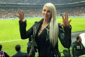 Tosic'in eşi  Jelena'dan Van Persie'ye şok k&uuml;f&uuml;rler
