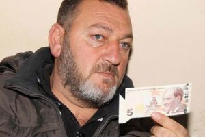 Kesim hatalı 5 lirayı d&ouml;rt yıldır saklıyor