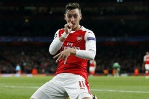 Mesut &Ouml;zil'e Paris'ten davet var