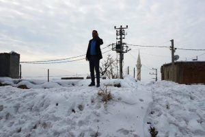 Telefonla konuşabilmek i&ccedil;in damlara &ccedil;ıkıyorlar