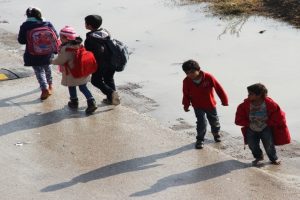 Akranları okul yolunda onlar yalın ayak sokakta