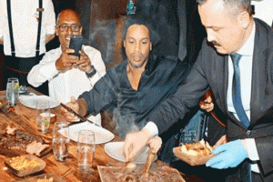 Ronaldinho'nun ilk durağı Nusret oldu