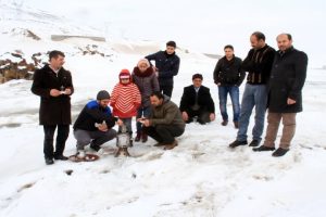 Van'da buz tutan &ccedil;ayda kayak ve semaver keyfi