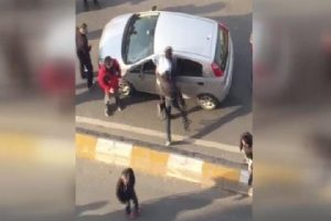 İstanbul Taksim'de bı&ccedil;aklı kavga