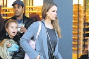 Jessica Alba'nın g&ouml;zl&uuml;k alışverişi