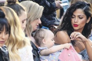Camila Alves bebeklerin dilinden anlıyor