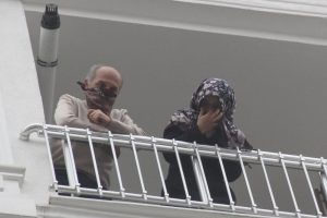 Yangından &ccedil;aresizce kurtarılmayı beklediler