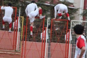 Kırmızı kart g&ouml;ren futbolcu tellerin &uuml;st&uuml;nden atladı