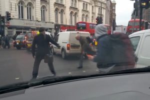 Londra'da &ccedil;ekme halatını fark etmediler: D&uuml;şen d&uuml;şene