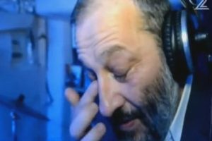 İsrailli bakan ağlamak i&ccedil;in g&ouml;zlerine soğan s&uuml;rd&uuml;!