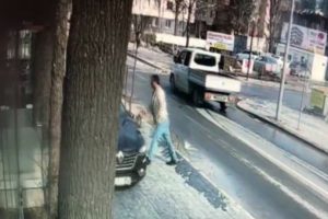Kaldırımda y&uuml;r&uuml;rken az kalsın &ouml;l&uuml;yordu!