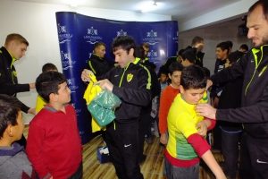 Anzhi oyuncularından &ouml;ğrencilere hediye