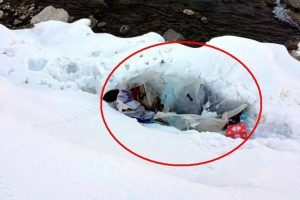 Karda naylonun i&ccedil;inde yatan adama sahip &ccedil;ıktı