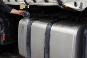 Park halindeki tırdan 230 litre mazot &ccedil;aldılar
