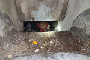 &Ccedil;&ouml;p konteynerine d&uuml;şen &ccedil;ocuk kurtarılmayı bekledi!