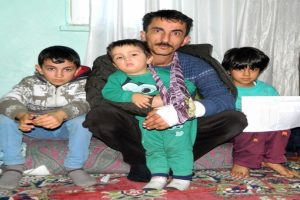 3 &ccedil;ocuğuyla ortada kaldı yardım bekliyor