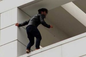 Parası getirilen iş&ccedil;i intihardan vazge&ccedil;ti