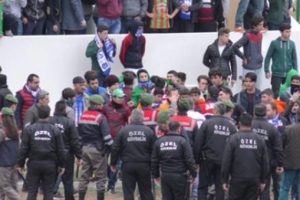 Taraftarlar sahaya indi ortalık karıştı