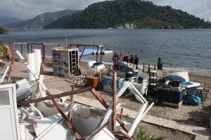 Turizm merkezinde ka&ccedil;ak yapılar yıkılıyor