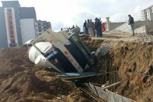 Beton mikseri devrildi: 1 yaralı