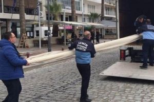 İzmir'de Kordon Y&ouml;netmeliği'ne uymayan tenteler s&ouml;k&uuml;ld&uuml;