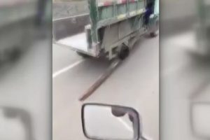 Bu kamyonetin bir tekerleği tahtadan