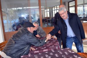 Celal Kılı&ccedil;daroğlu kapı kapı gezip destek istedi