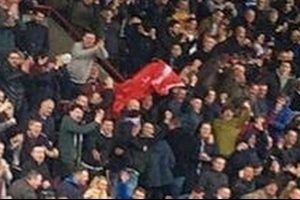 İngiltere'de Leeds United ma&ccedil;ında a&ccedil;ılan T&uuml;rk bayrağı olay oldu