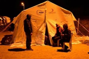 Deprem b&ouml;lgesinde &ccedil;adır kentte uykusuz gece