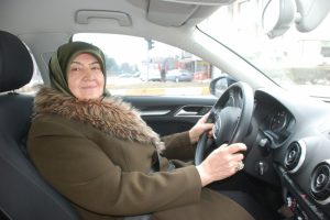 64 yaşında ehliyet aldı