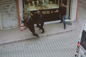 Adana'da hırsızı tabancayla kovaladı