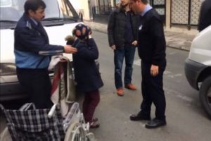 Zabıtayı g&ouml;ren 'engelli' ayaklandı!