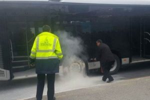 Zincirlikuyu'da metrob&uuml;s&uuml;n tekeri alev aldı