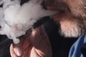 Elektronik sigara i&ccedil;mek '&ccedil;ok daha g&uuml;venli'
